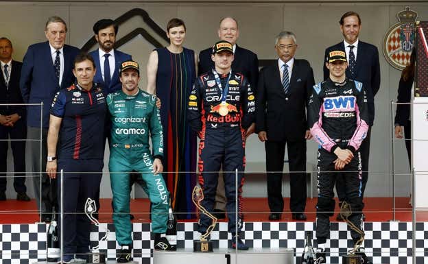 Alonso, Verstappen y Ocon, ayer, en el podio de Mónaco.  Reuters