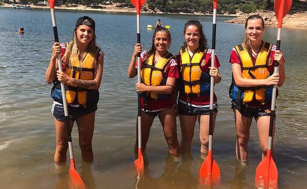 María Llompart junto a sus compañeras en la Selección.  NEREA EIZAGIRRE