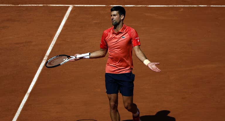 Novak Djokovic se lamenta durante su debut en Roland Garros 2023.
