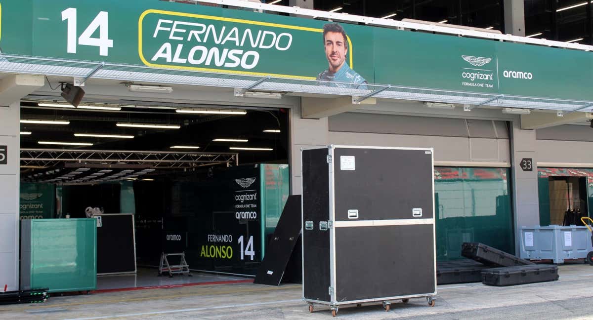 os boxes de Aston Martin y Fernando Alonso para el GP de España 2023 de F1.