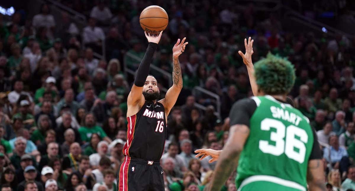 Caleb Martin lanza a canasta ante los Celtics en el séptimo partido de las Finales del Este./AFP