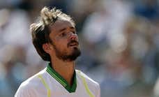 Medvedev 'llora' por las pelotas tras perder en Roland Garros y usa a Carlos Alcaraz como ejemplo