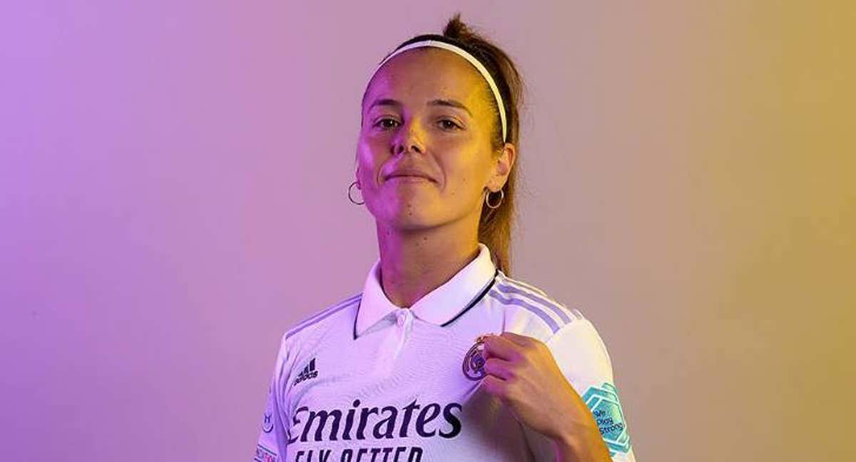 Claudia Zornoza se señala el escudo del Real Madrid durante una sesión de fotos.