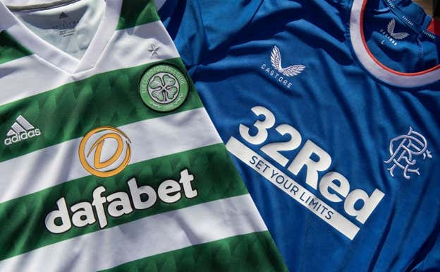 Las camisetas de Celtic y Rangers, los dos equipos más grandes de Escocia, con casas de apuestas como principales patrocinadores.  GETTY