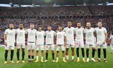 El Sevilla mostró su apoyo a Sergio Rico durante el calentamiento