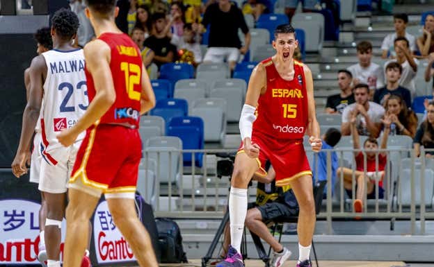 Aday Mara con la camiseta de España. FEB