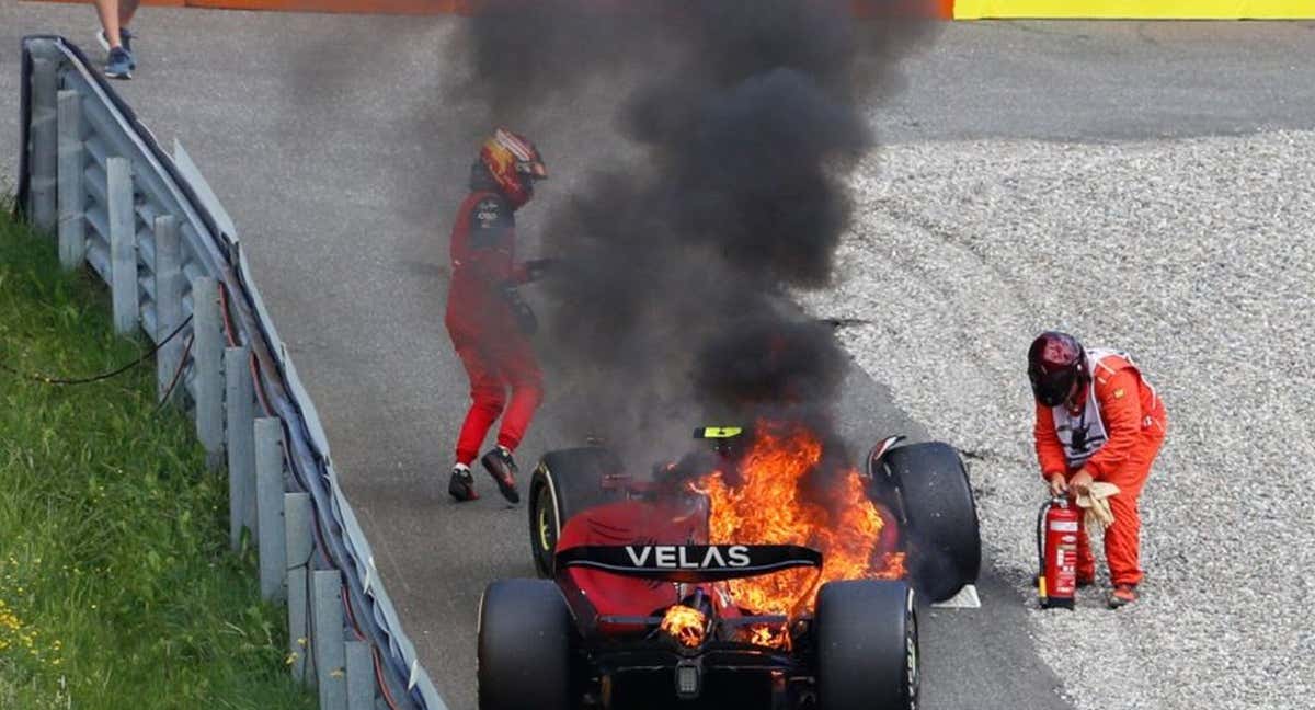 Carlos Sainz tras romper el motor en el GP de Austria 2022 de F1. /AFP