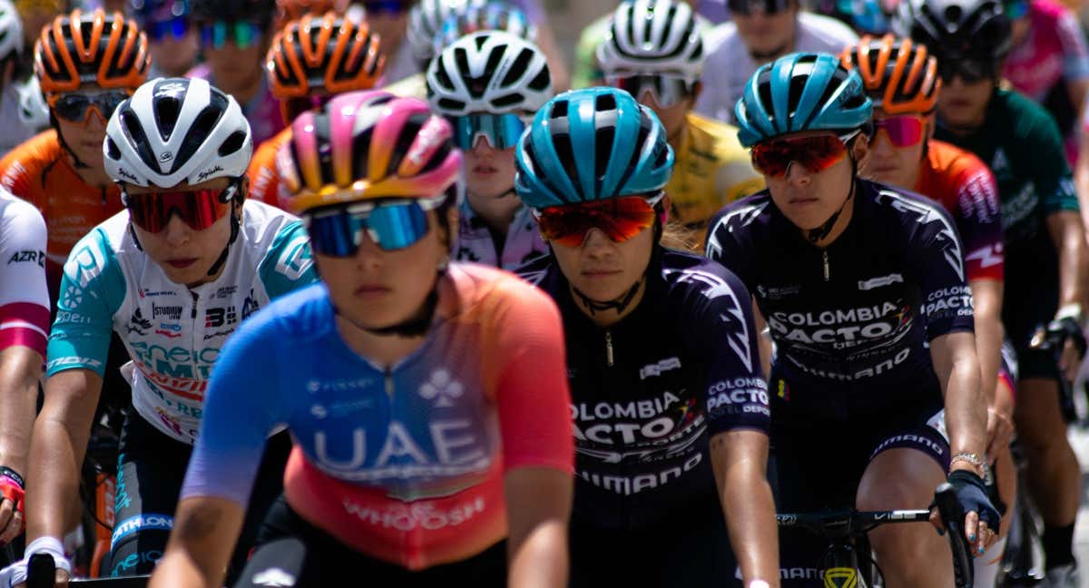 Las ciclistas del Colombia Pacto por el Deporte, en el pelotón de la Vuelta a Andalucía femenina. /RELEVO / FRAN REYES