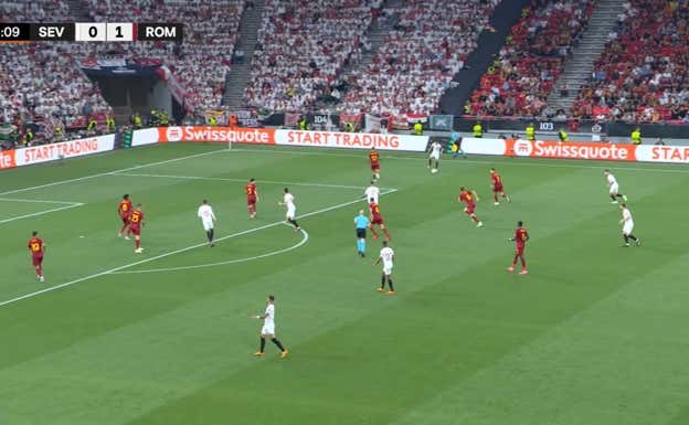 Imagen previa al gol del empate, cuando Navas recibe con espacio, sin la ayuda de Cristante cerca y Lamela y Ocampos cargando sobre los centrales.