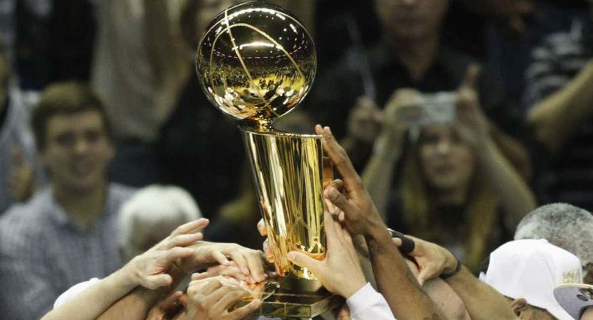 Los jugadores de los Spurs celebran su último título./Reuters