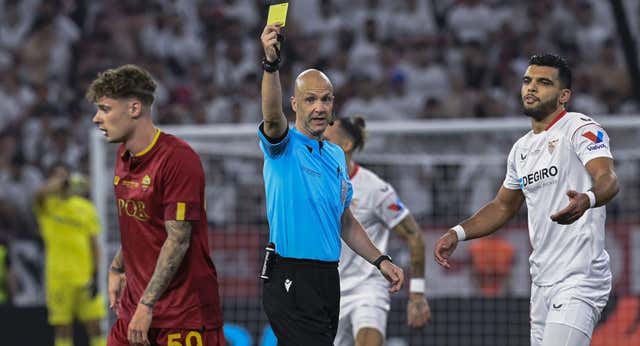 Aficionados de la Roma increpan a Anthony Taylor en Budapest y los árbitros ingleses reaccionan: «Estamos en shock»