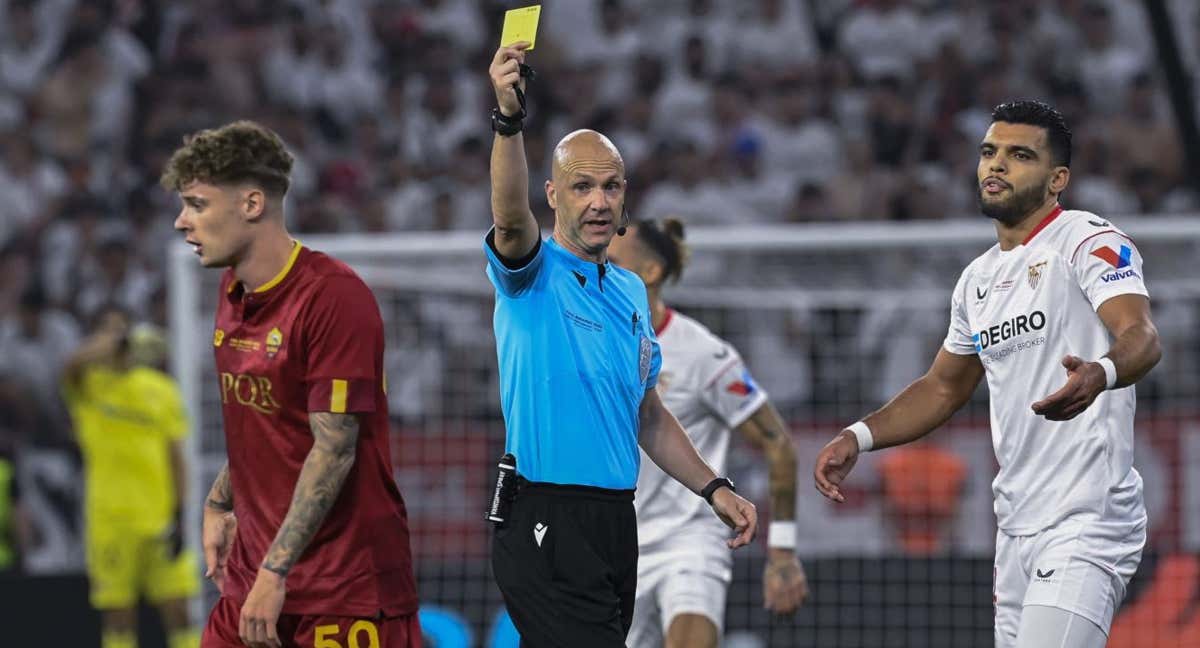 Anthony Taylor amonesta a Nicola Zalewski.