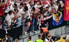 Invasión de campo de los aficionados sevillistas tras la victoria ante la Roma