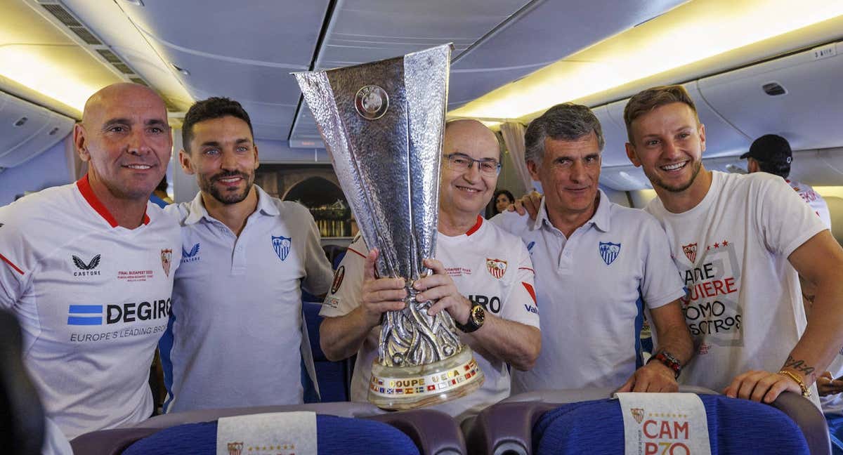 Monchi, Jesús Navas, José Castro, Mendilibar y Rakitic posan con la Europa League.