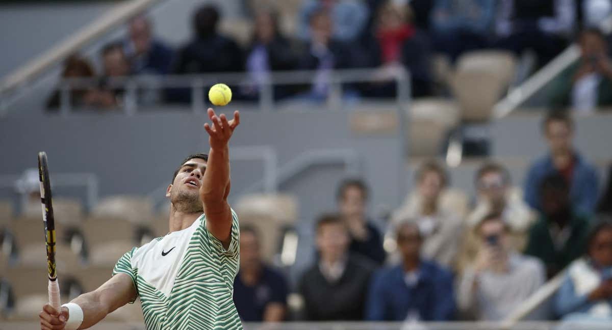 Carlos Alcaraz, durante su partido ante Shapovalov en la tercera ronda de Roland Garros. /BENOIT TESSIER/REUTERS