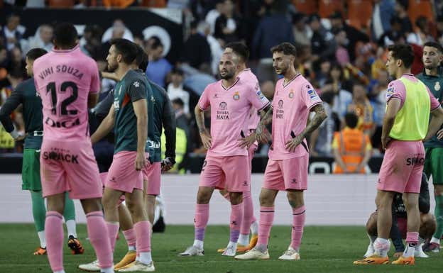 Jugadores del Espanyol tras consumarse su descenso a Segunda División.  EFE