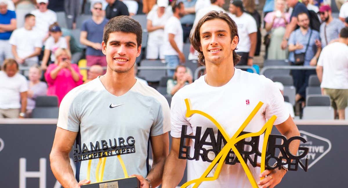 Alcaraz y Musetti posan tras enfrentarse en la final de Hamburgo 2022. /Daniel Bockwoldt/picture alliance via Getty Images