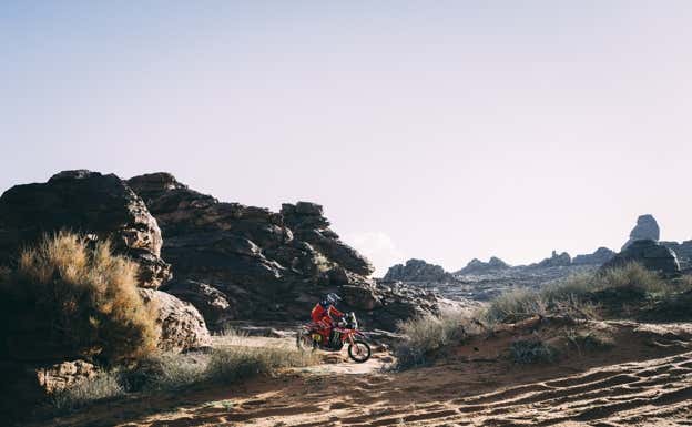 Una de las Honda en la etapa 4 del Rally Dakar 2023.  A.S.O./H. Cabilia