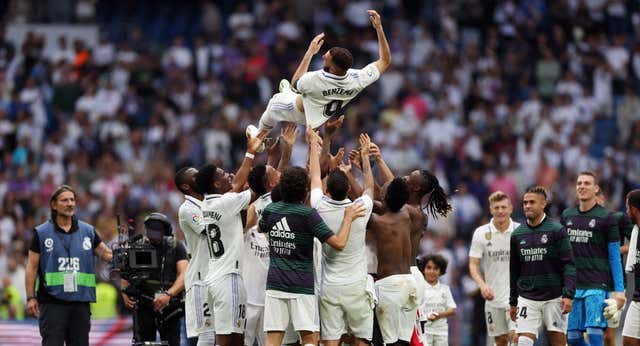 Benzema pone el broche a una tarde de despedidas y subcampeonato