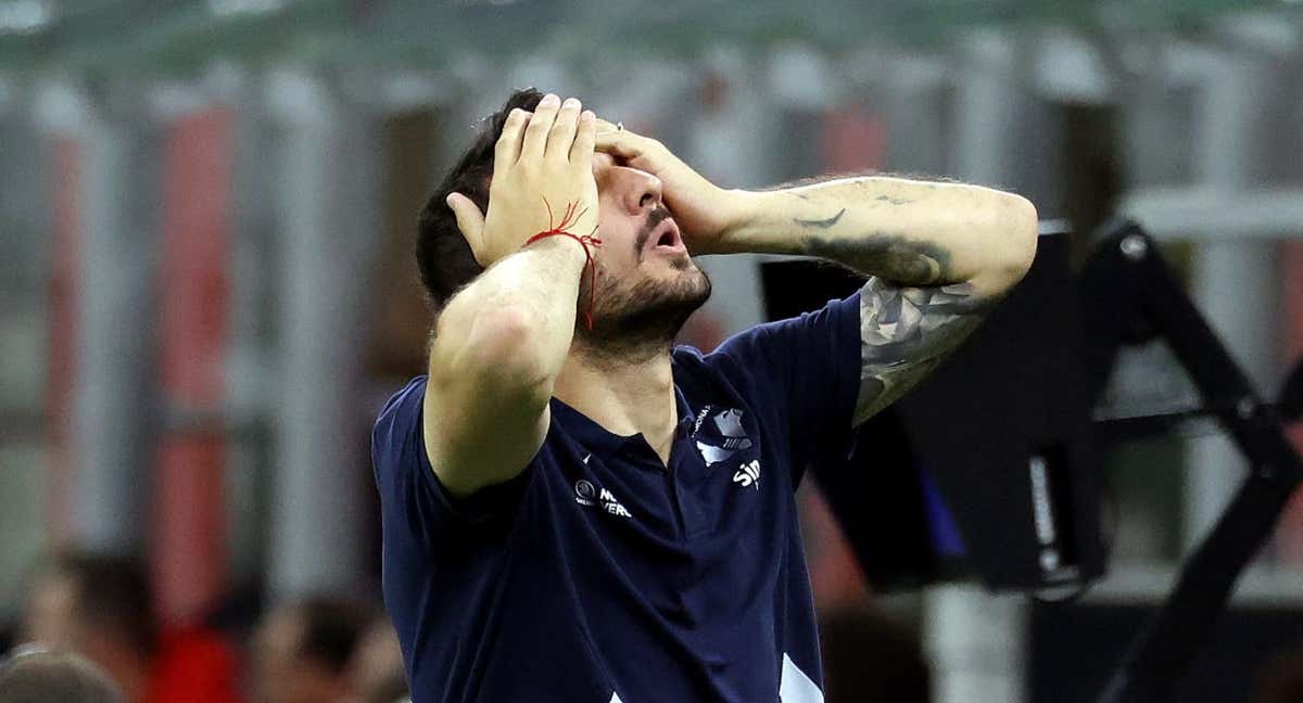 Bocchetti, entrenador del Verona, se lamenta en San Siro.