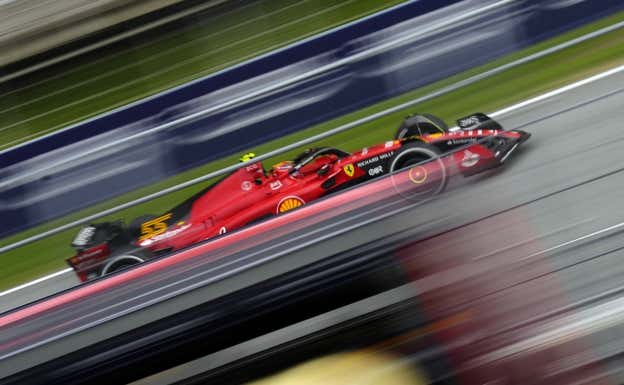 Max Verstappen se defiende de Carlos Sainz en la salida del GP de España de F1 2023 EFE