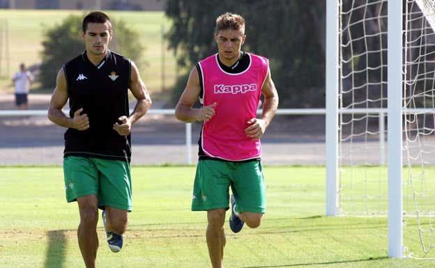 Juanito y Joaquín, durante una pretemporada con el Betis.  ABC