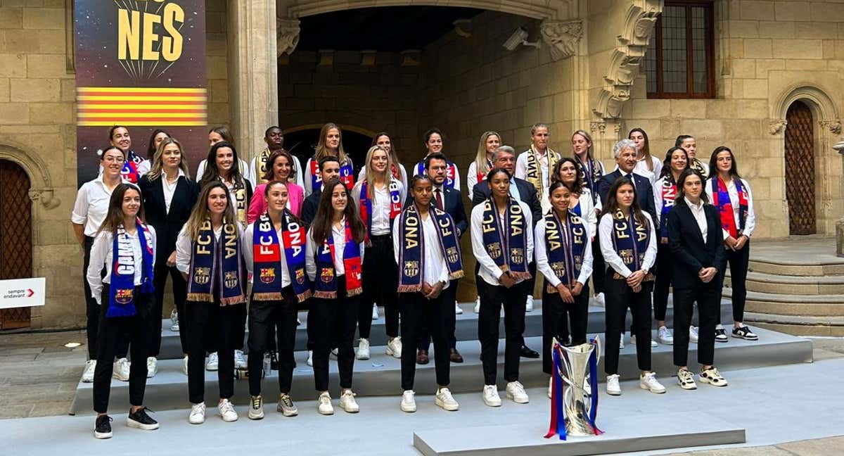 Las jugadoras del Barça posan con la Champions en la Generalitat de Catalunya. /RELEVO/JORDI CARDERO