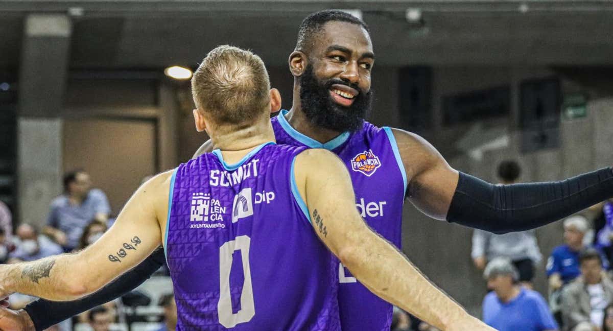 Jonathan Kasibabu y Devin Schmidt celebran una canasta de Palencia.