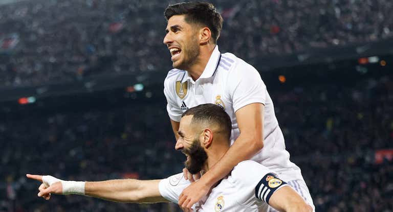 Benzema y Asensio celebran un gol esta temporada.