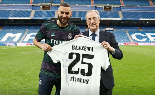 Benzema posa con Florentino tras su último partido con el Real Madrid.  REALMADRID.COM