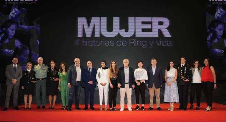 Foto de familia tras la presentación del documental.
