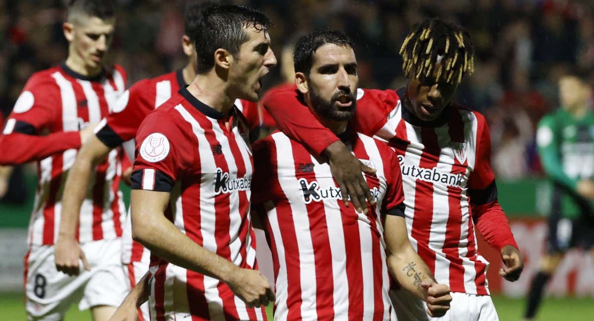 Raúl García celebra uno de sus goles en la presente temporada./EFE