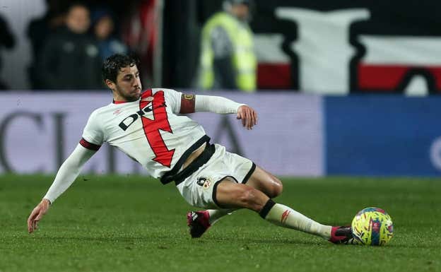 Santi Comesaña, durante una acción del juego en el partido entre el Rayo Vallecano y el Athletic Club.  Flor Tan Jun/Getty Images