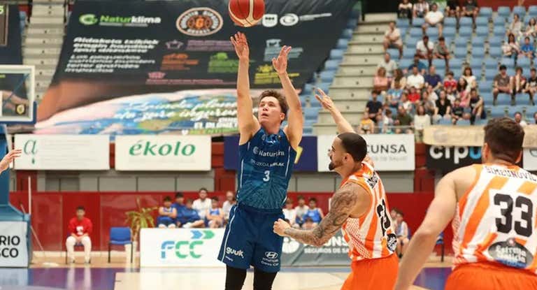 Justin Jaworski lanza a canasta ante el Leyma Coruña.
