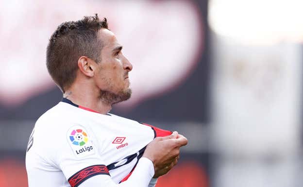 Óscar Trejo se besa el escudo del Rayo Vallecano tras el partido ante el Girona.  Óscar J. Barroso/Getty Images