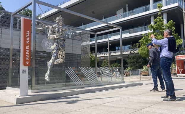 La estatua de Rafael Nadal levantada en la entrada de Roland Garros.  RELEVO