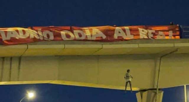 El Atlético expulsa cautelarmente a tres de los acusados por colgar el muñeco de Vinicius