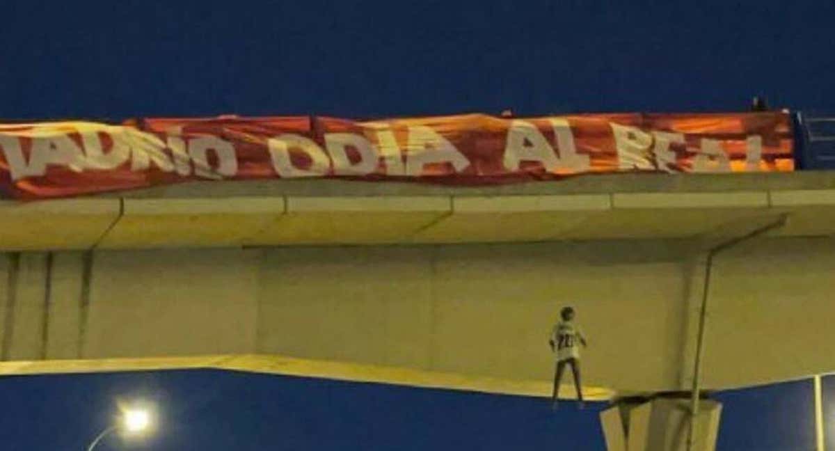 Los ultras del Atlético colgaron un muñeco con la camiseta de Vinicius cerca de la Ciudad Deportiva del Real Madrid.