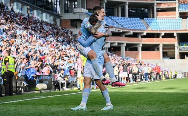 Hugo Mallo y Gabri Veiga celebran un gol esta temporada.  EFE