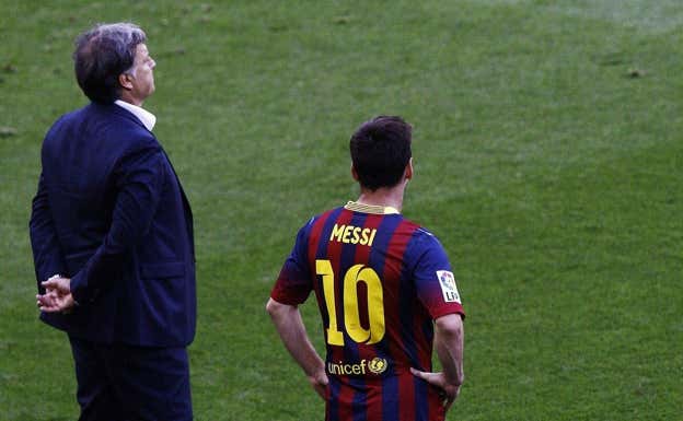 Martino y Messi durante su temporada en el Barcelona.  AFP