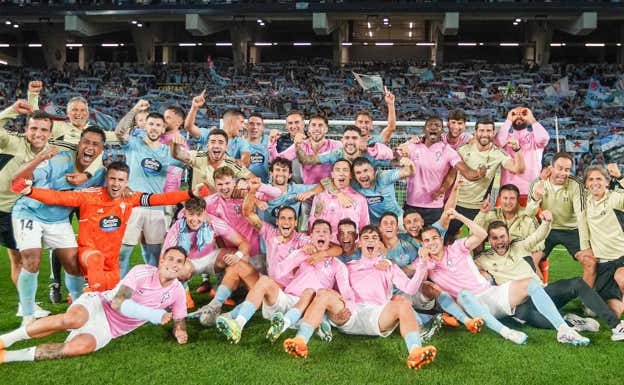 La plantilla y el cuerpo técnico del Celta tras lograr la salvación.  RC CELTA