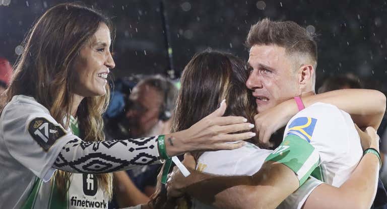Joaquín llora abrazado por su familia.