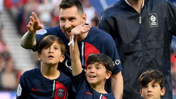 Leo Messi, con sus dos hijos, en la despedida con el PSG. /AFP