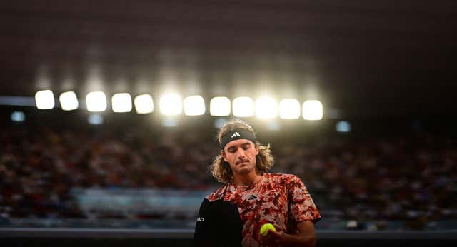 Stefanos Tsitsipas responsabiliza a la siesta y a unas pastillas para dormir de su derrota ante Carlos Alcaraz: “Es una mierda”