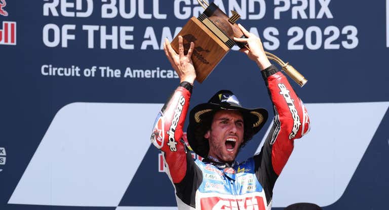 Alex Rins celebra su victoria esta temporada en Las Américas.