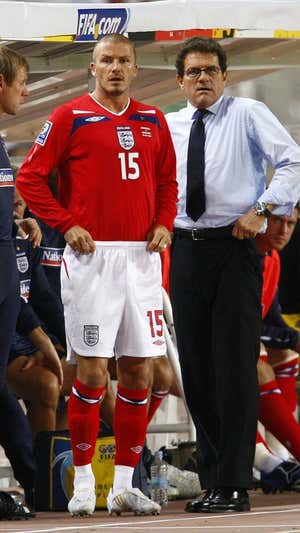 Beckham y Capello, en el Andorra-Inglaterra de 2008.  REUTERS