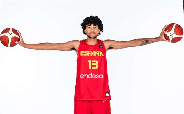 Izan Almansa con la camiseta de la Selección. FEB