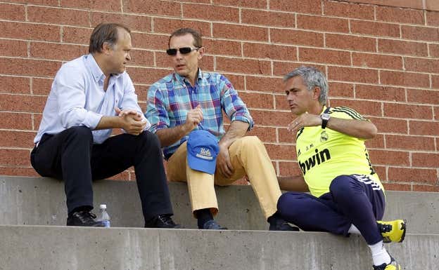 Miguel Pardeza, junto a Butragueño y Mourinho, en una pretemporada del Real Madrid.  Getty