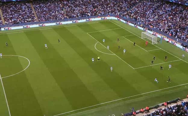 En el vértize superior de la imagen se aprecia a Días, completamente solo, vigilando a Karim Benzema.
