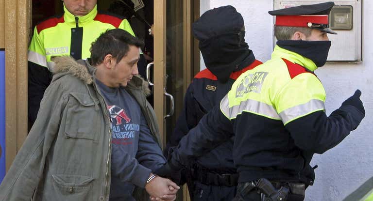 Momento de la detención de uno de los miembros de Casuals.